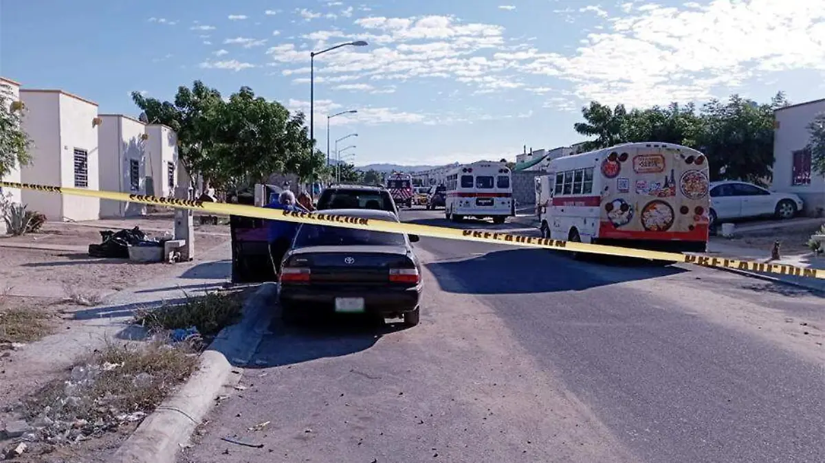 Hallan muerto a hombre dentro de su taxi